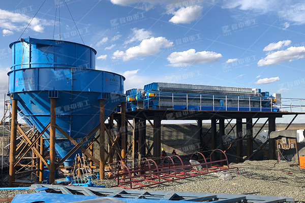 在廂式壓濾機工作中通常具有幾種液壓油進入水中的條件？